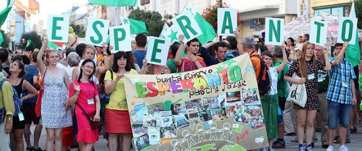A crowd of young Esperanto speakers